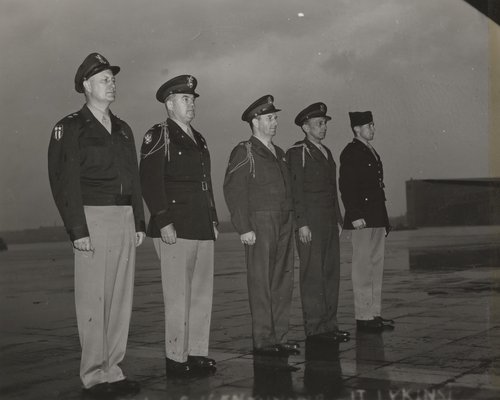 Fünf Luftwaffenangehörige stehen in Formation.