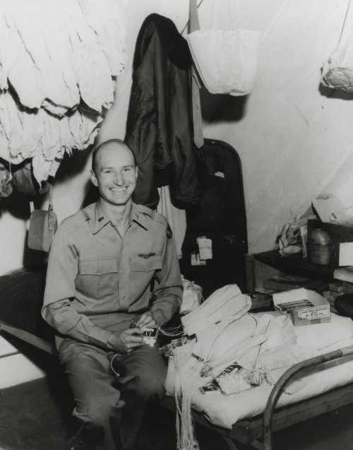 Bei den winzigen Fallschirme, die aus seiner C-54 fallen, handelt es sich um Süßigkeiten für die Berliner Kinder. (National Museum of the United States of Air Force)