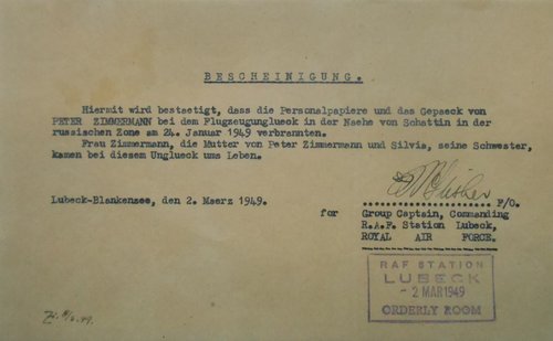 BU: Deutsche Bescheinigung für den 10-jährigen Peter Zimmermann, ausgestellt von der Royal Air Force in Lübeck im März 1949. Einfache Sprache: Deutsche Bescheinigung für den 10-jährigen Peter Zimmermann, ausgestellt von der Royal Air Force in Lübeck im März 1949.