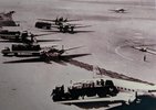 Gleichzeitiges Beladen von drei Dakotas auf dem Flugplatz Gatow im Herbst 1948,  (Militärhistorisches Museum Berlin-Gatow / ABAB 8027).