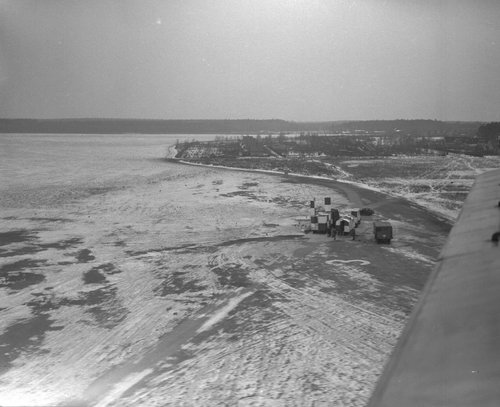 Erhöhter Blick auf das schneebedeckte Flugfeld.