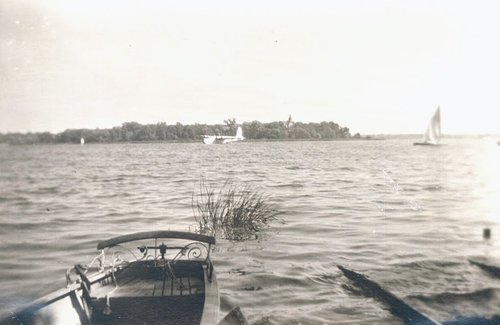 Private Fotografie einer landenden Sunderland auf der Havel, Oktober 1948, Berlin-Gatow (Militärhistorisches Museum der Bundeswehr, Berlin-Gatow / ABAB8132).