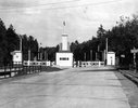 Die Autobahn Magdeburg-Berlin ist ab dem 24.06.1948 auf beiden Seiten der Strasse durch einen Holzzaun gesperrt.