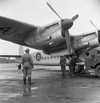 Besatzungsmitglieder der RAF führen am Flugplatz Gatow in Berlin eine abschließende Inspektion ihres Avro York Flugzeugs durch, bevor sie ihren Rückflug nach England antreten, 1948 Flugplatz Berlin- Gatow, (Imperial War Museum / © IWM D 44274).