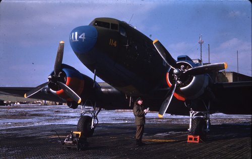 C-47-Transportflugzeug am Boden des Fliegerhorsts Rhein Main.