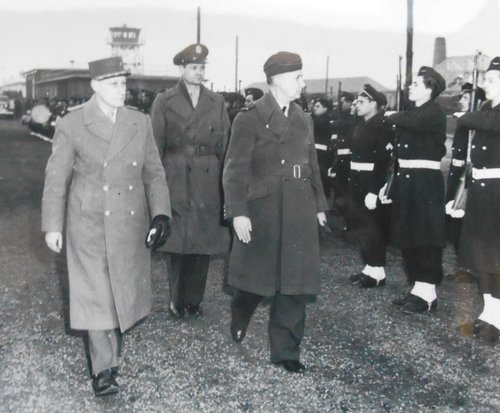 General Garneval und sein Gast Lord Tedder nehmen in Tegel einen Parade ab.