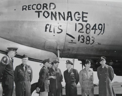 Beim Flugzeug begrüßen amerikanische Offiziere die Flugzeug-Crew nach einem der letztenLandungen der Osterparade in Tempelhof.