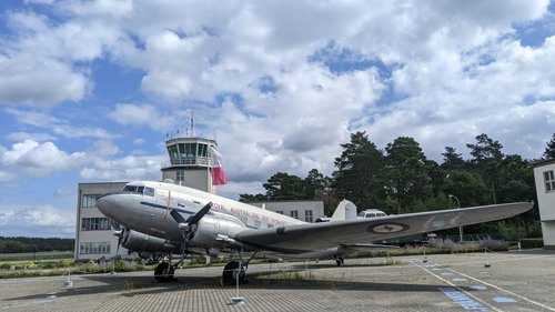 Flugzeug vor Towergebäude