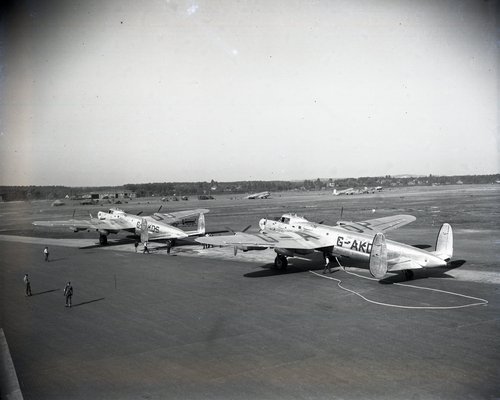 Zwei Lancaster Tankflugzeuge der „Flight Refuelling Ltd.” werden entladen, 19. August 1948 Berlin-Gatow, (Militärhistorisches Museum Berlin-Gatow / Pawlowski).