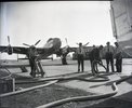 Die flüssige Ladung eines Lancaster-Tankers wird in die unterirdischen Tanks des Flugplatzes Gatow umgefüllt, 28. Juli 1948 Berlin-Gatow, (Militärhistorisches Museum Berlin-Gatow / Pawlowski).