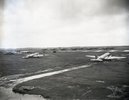 Zwei Dakotas und eine Gruppe Avro Yorks warten auf dem britischen Flugplatz Wunstorf auf ihren Einsatz in der Luftbrücke, Herbst 1948 Wunstdorf, (Militärhistorisches Museum Berlin-Gatow / Pawlowski).