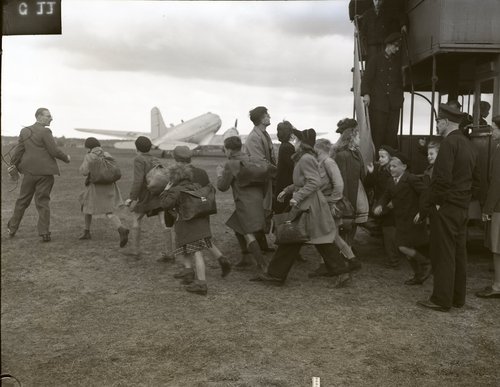 Berliner Kinder laufen in Richtung der Maschine, die sie bald wegbringen wird. Flugplatz Berlin-Gatow, 20. September 1948, (Militärhistorisches Museum Berlin-Gatow / Pawlowski).