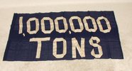 Ein großes Stück Stoff, auf dem in großen Schriftzeichen „1.000.000 Tonnen“ steht. 