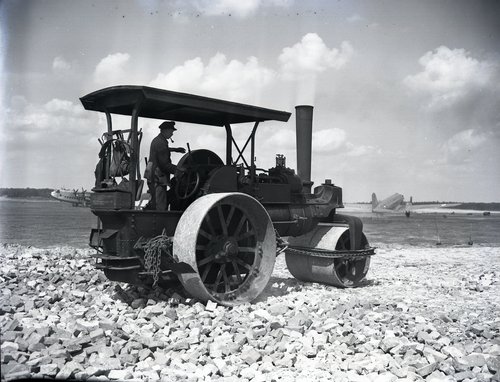 A steamroller driving over rubble. Pawlowski G_480724