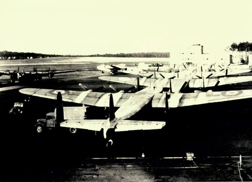 Eine Gruppe von Avro Yorks parken vor dem Tower des Flugplatz Gatow, 1948 Berlin-Gatow, (Militärhistorisches Museum Berlin-Gatow / ABAB8026).