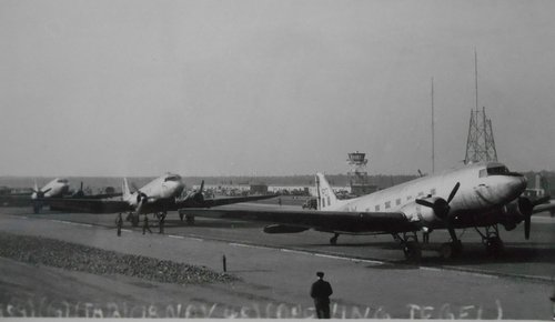 Drei zweimotorige Transportflugzeuge am Boden.