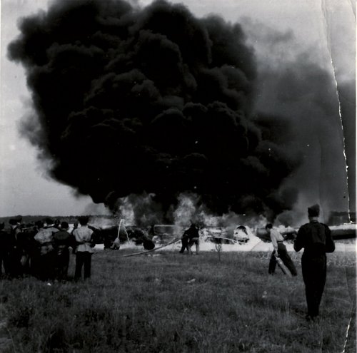 RAF-Angehörige und deutsche Hilfsarbeiter beobachten die Löscharbeiten an einer Maschine der Royal Air Force, Oktober 1948 Berlin-Gatow, (Militärhistorisches Museum Berlin-Gatow / ABAB4703).